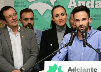 De la Cruz, arropado por el alcalde y concejales en su presentación pública  / FOTO: Eulogio García