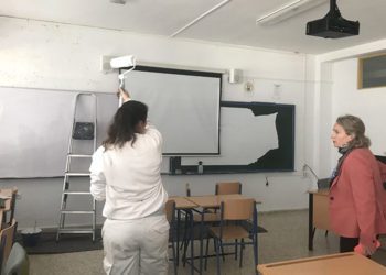 La edil de Educación charla con una de las operarias / FOTO: Ayto.