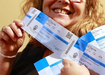 Feliz con entradas de preliminares / FOTO: Eulogio García