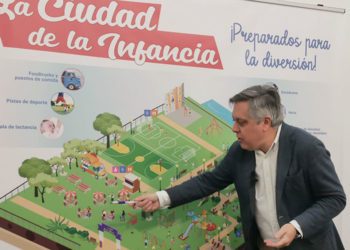 El candidato presenta su proyecto para los niños / FOTO: PSOE