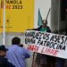 La pequeña protesta en una de las esquinas de la plaza / FOTO: Eulogio García