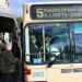 Subiendo al bus en la plaza de España / FOTO: Eulogio García