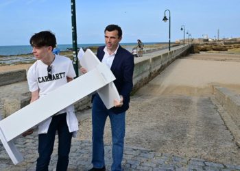 El candidato preparando su atril para la rueda de prensa caletera / FOTO: Eulogio García