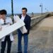 El candidato preparando su atril para la rueda de prensa caletera / FOTO: Eulogio García