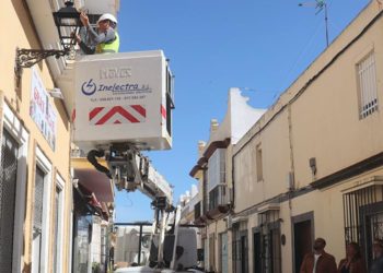 Una de las primeras farolas renovadas en el centro / FOTO: Ayto.