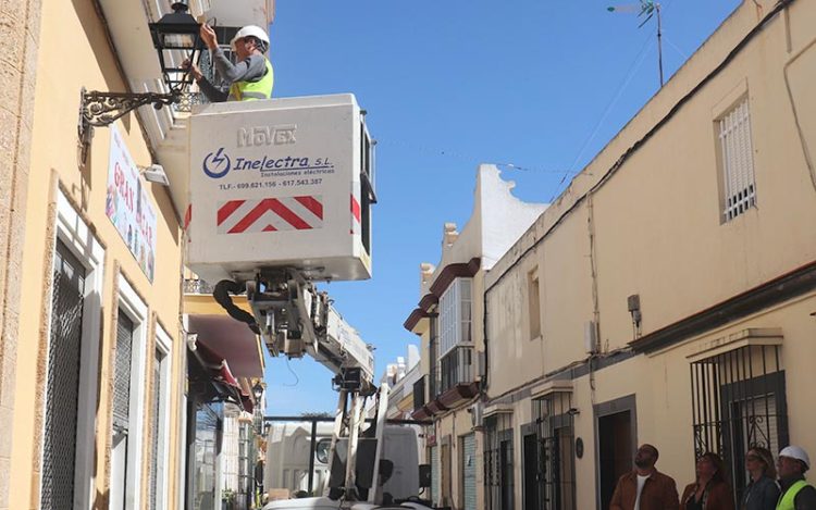 Una de las primeras farolas renovadas en el centro / FOTO: Ayto.