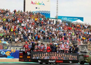 Los pilotos de MotoGP saludando a la afición  / FOTO: circuito de Jerez