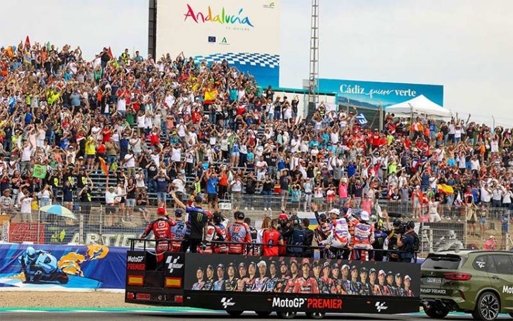 Los pilotos de MotoGP saludando a la afición  / FOTO: circuito de Jerez