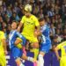 El delantero gaditano imponiéndose en un salto / FOTO: Cádiz CF