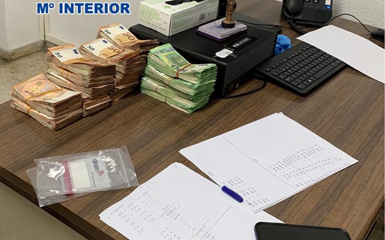 Contando el dinero intervenido, en dependencias policiales / FOTO: Policía Nacional