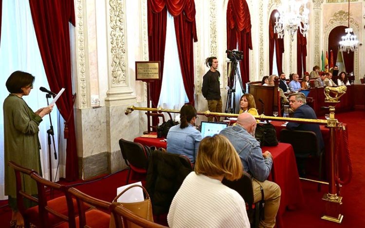 La bancada de la oposición escucha una de las intervenciones en el público / FOTO: Eulogio García