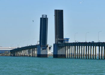 El puente Carranza abierto, símbolo de unión (y desunión) de la Bahía / FOTO: Eulogio García