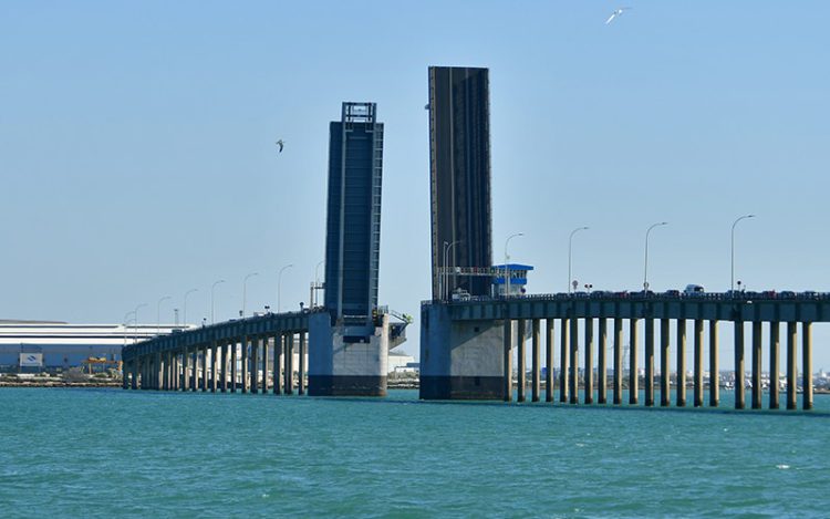 El puente Carranza abierto, símbolo de unión (y desunión) de la Bahía / FOTO: Eulogio García