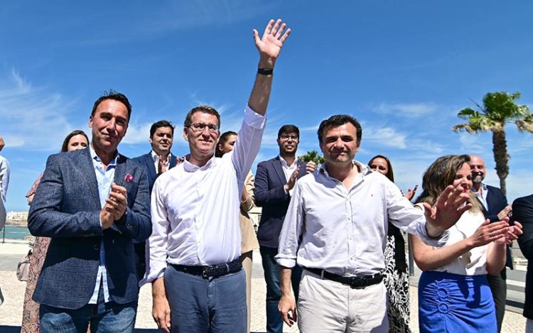 Núñez-Feijoó saludando a los suyos, entre Cossi y García / FOTO: Eulogio García