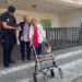 Un policía ayuda a varias ancianas en un colegio jerezano / FOTO: Fegadi