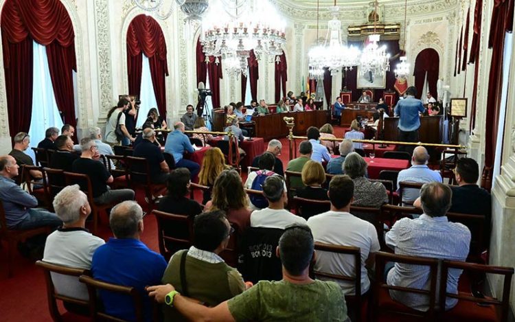 Parte de la plantilla y sindicalistas, atentos en el salón de plenos / FOTO: Eulogio García