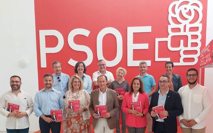 Román y los suyos con el programa electoral / FOTO: PSOE