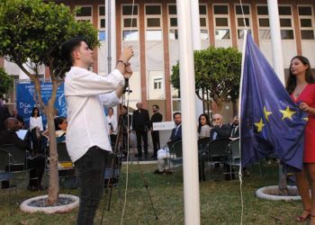 Izando la bandera europea / FOTO: UCA