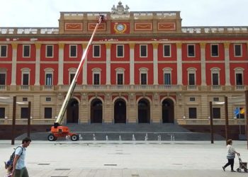 Una grúa y un par de operarios, en faena desde el lunes / FOTO: DBC