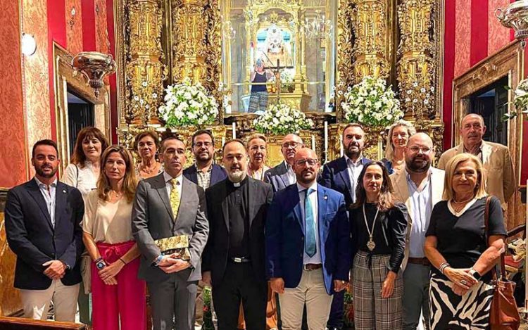 Posado del flamante Gobierno portuense en la iglesia / FOTO_: Ayto.