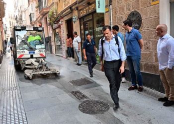 El nuevo alcalde observa a los operarios en su faena / FOTO: Ayto.