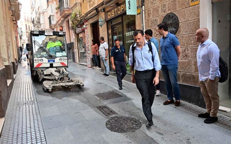 El nuevo alcalde observa a los operarios en su faena / FOTO: Ayto.