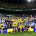 El equipo celebrando la salvación junto a la afición en la grada / FOTO: Cádiz CF