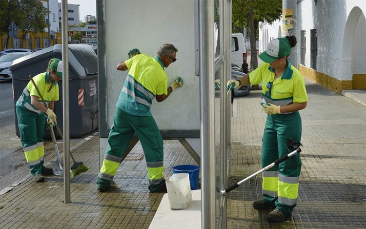 Una cuadrilla empleándose a fondo / FOTO: Ayto.