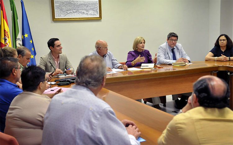 Un momento de la reunión con la federación vecinal / FOTO: Ayto.