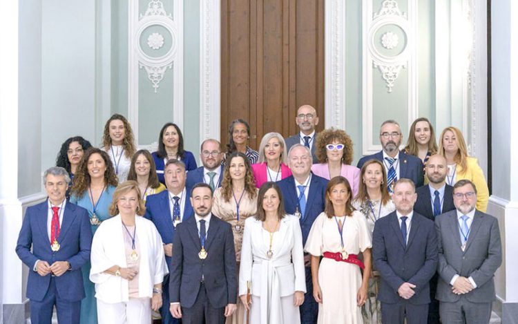 Todos los concejales isleños posando tras la investidura / FOTO: Ayto.