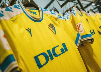 La tienda oficial ya vende la flamante camiseta / FOTO: Cádiz CF