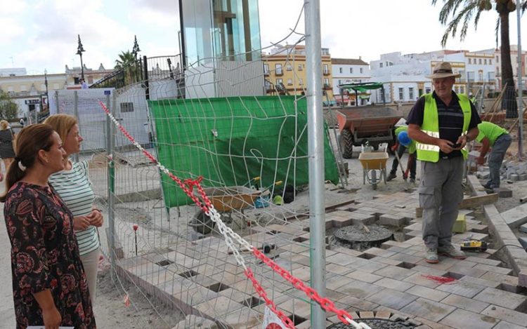 Preguntando a los obreros por los trabajos en marcha / FOTO: Ayto.