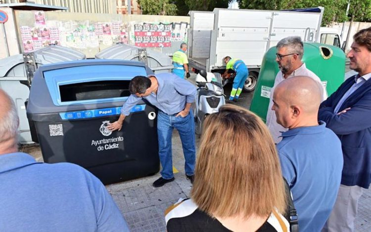 El alcalde del PP comprueba que los contenedores son de verdad / FOTO: Ayto.