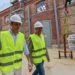 García y Cossi con su casco supervisando las obras en los depósitos de tabaco / FOTO: Eulogio García