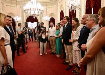 Saludando a miembros del Gobierno local y la oposición en el salón de plenos / FOTO: Eulogio García