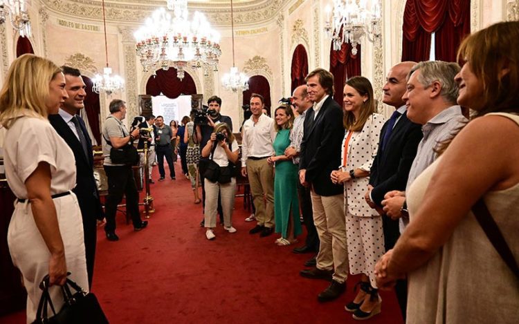 Saludando a miembros del Gobierno local y la oposición en el salón de plenos / FOTO: Eulogio García