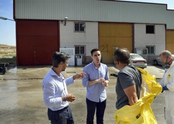 El concejal de Medio Ambiente charla con los operarios encargados de la limpieza / FOTO: Ayto.