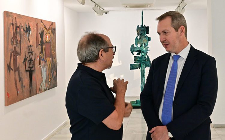 El autor charla con el cónsul adjunto de Argentina en la presentación / FOTO: Eulogio García