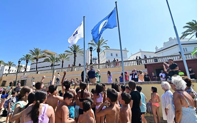 Un grupo de niños animando el acto de izado en La Caleta / FOTO: Eulogio García