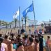 Un grupo de niños animando el acto de izado en La Caleta / FOTO: Eulogio García