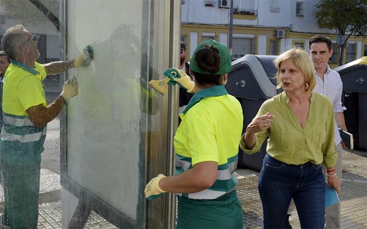 La alcaldesa popular supervisando los refuerzos de limpieza / FOTO: Ayto.