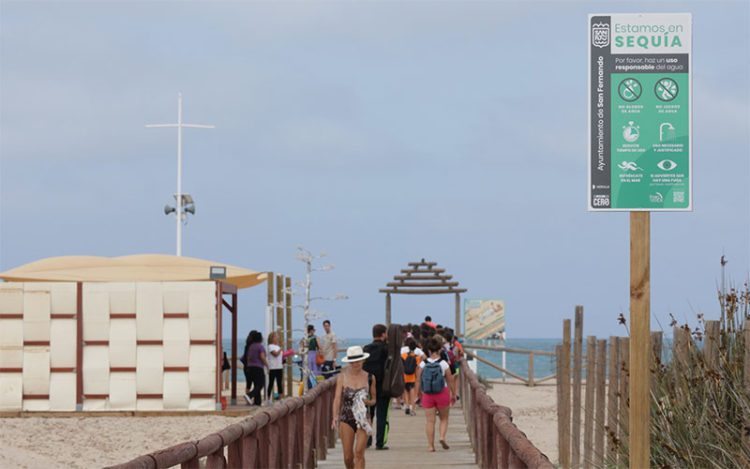 Una de las señales colocada en los accesos a la playa / FOTO: Ayto.