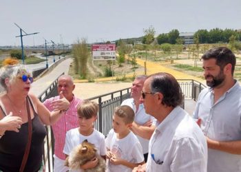 Román y Palmero charlan con vecinos durante la visita al parque / FOTO: Ayto.