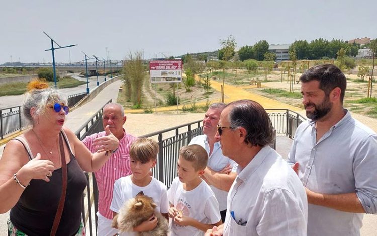 Román y Palmero charlan con vecinos durante la visita al parque / FOTO: Ayto.