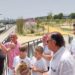 Román y Palmero charlan con vecinos durante la visita al parque / FOTO: Ayto.