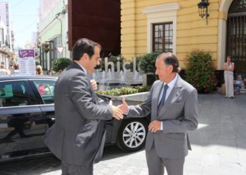 Recibiendo al consejero a las puertas del Consistorio / FOTO: Ayto.