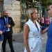 La presidenta recibiendo la comitiva del consejero en plena calle / FOTO: Eulogio García