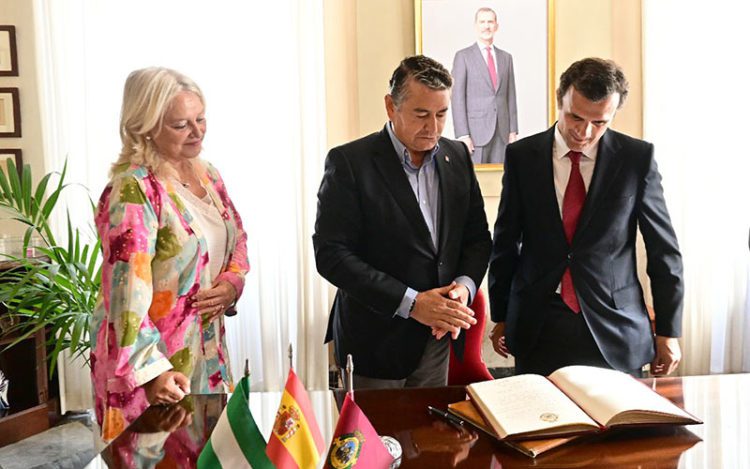 Alcalde y consejero releen lo escrito por Sanz en el Libro de Honor, 'observados' por el Borbón / FOTO: Eulogio García