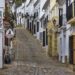 Calle empedrada con casas blancas en Cadiz España