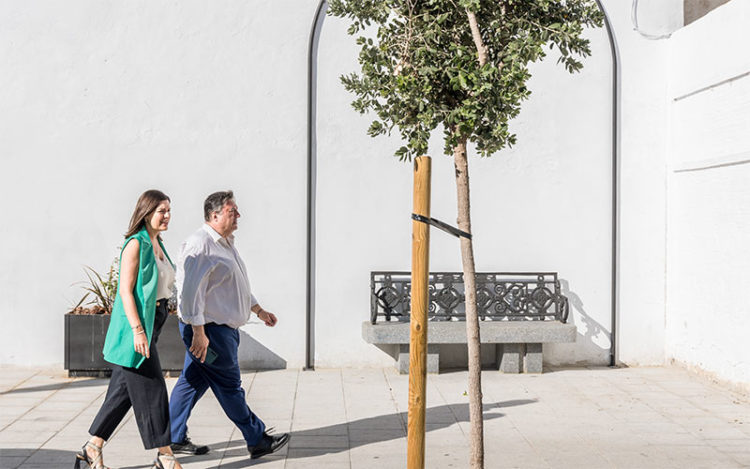 Cavada y Navarro pasan por la zona donde ha desaparecido el 'pipican' / FOTO: Ayto.